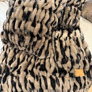 Lola Blanket & Two Lola Pillows - Desert Tiger